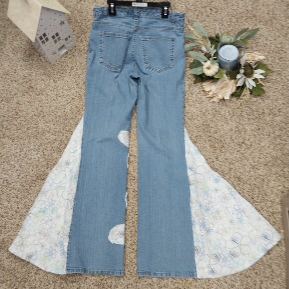 3457 Size 6 Kim Rogers Upcycled Bell-Bottoms in Green and Blue Embroidery. - Picture 3 of 4